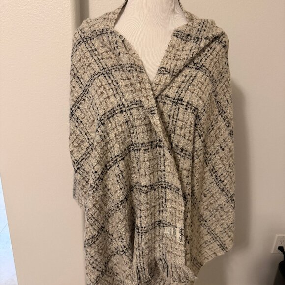 Beautiful Large Wrap with Sparkle - Picture 3 of 3